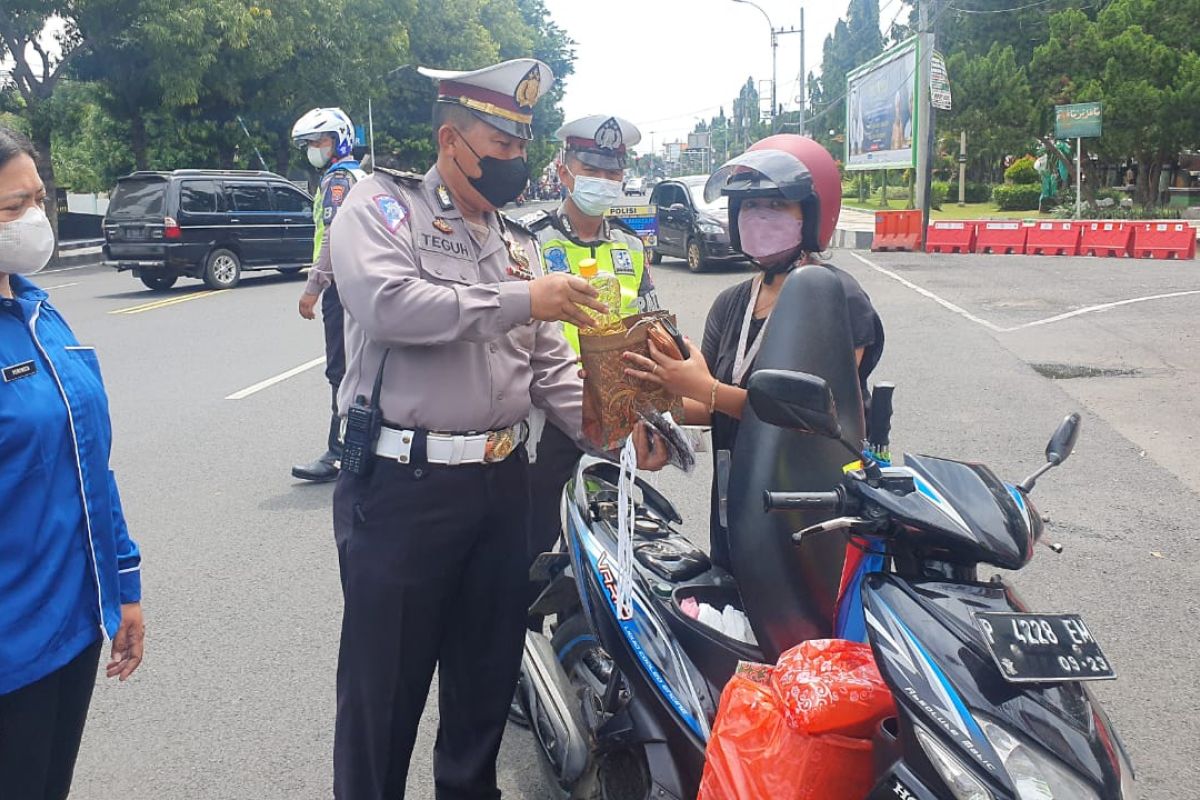 Polisi Situbondo hadiahi minyak goreng pengendara disiplin prokes