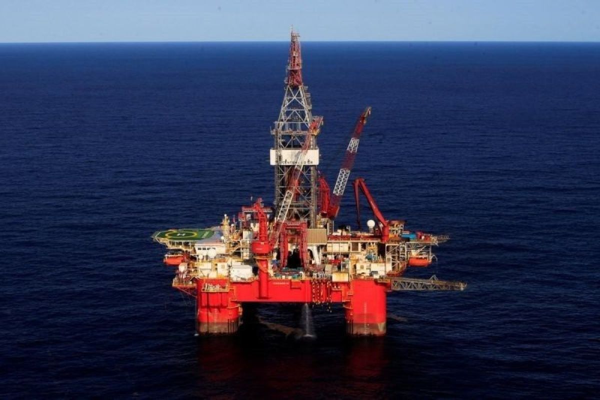 Harga minyak dan komoditas lainnya melonjak di tengah aksi jual saham global