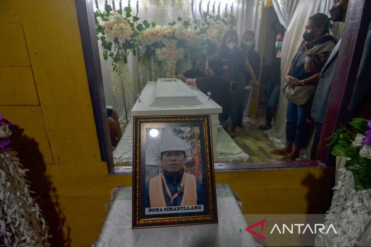 Isak tangis keluarga di Palu jemput jasad korban penembakan KKB