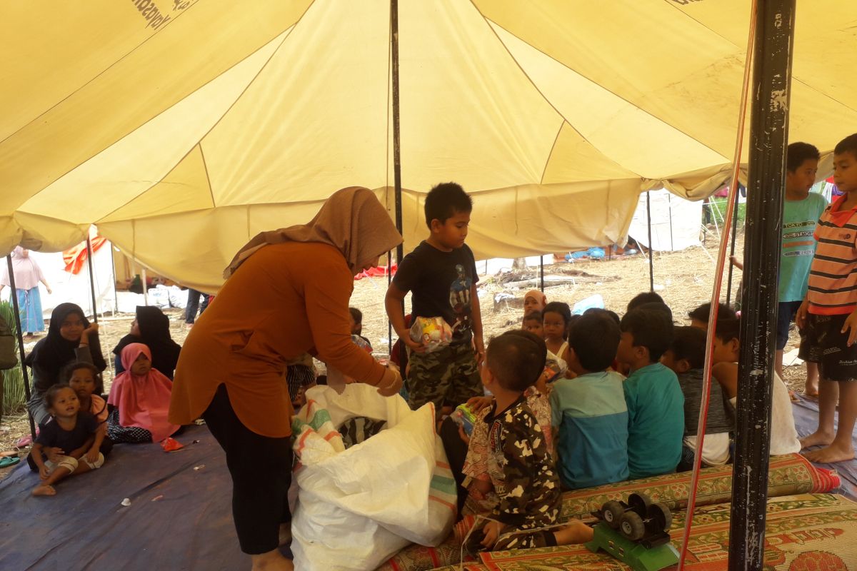 Ini cara relawan hibur anak-anak korban gempa di tempat pengungsian Timbo Abu Talamau (Video)