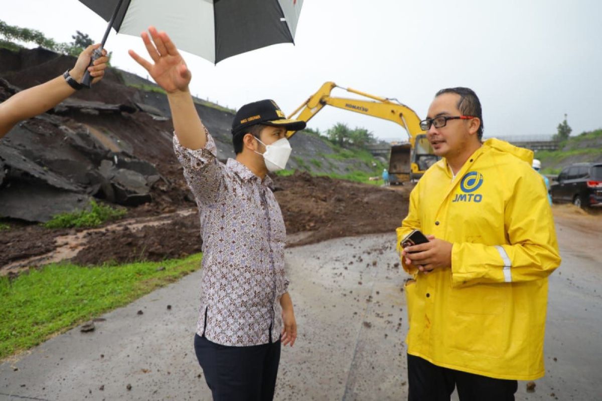 Wagub Emil Dardak tinjau area tanah longsor di Tol Pandaan-Malang