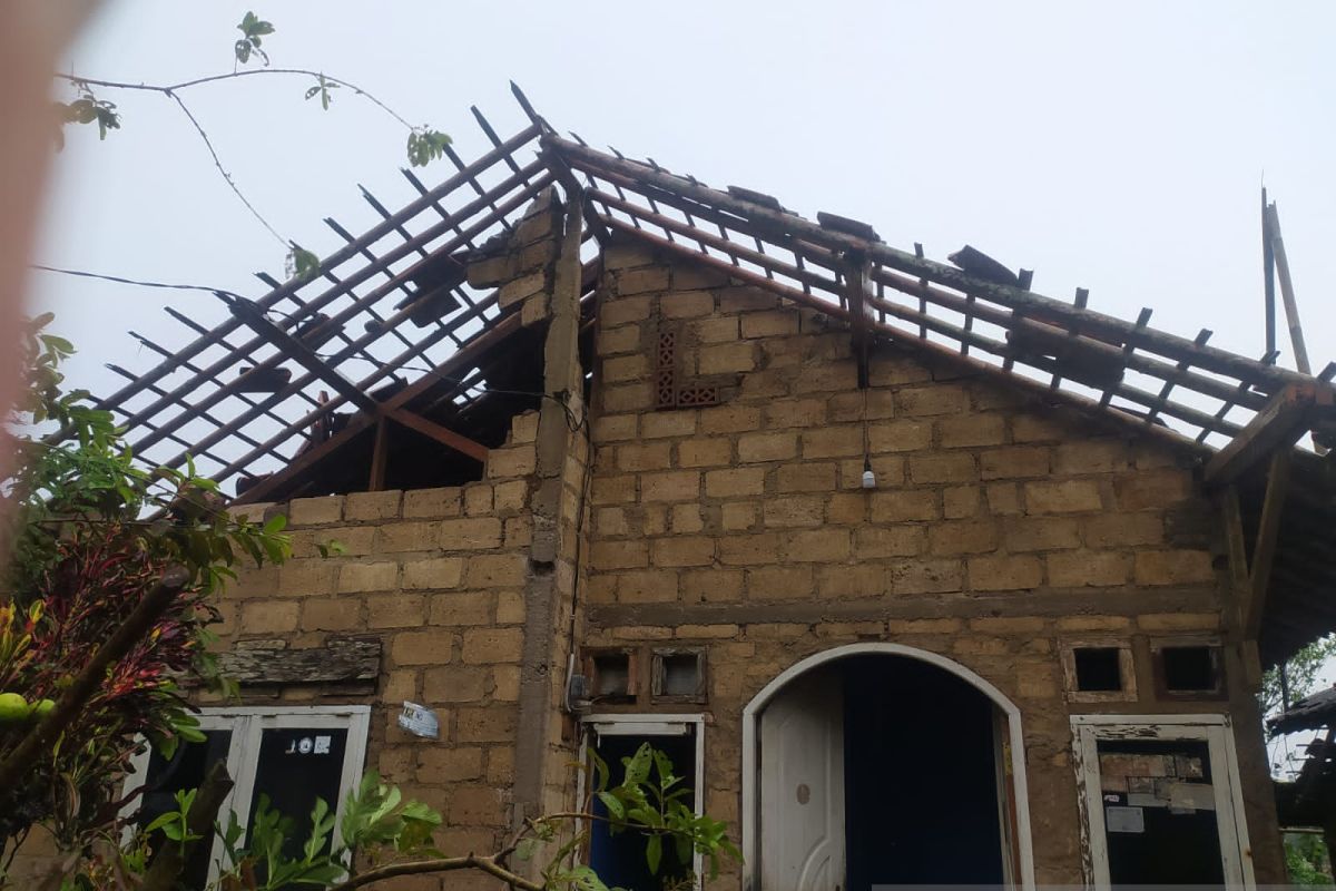 Angin puting beliung akibatkan puluhan rumah di Kabupaten Sukabumi rusak