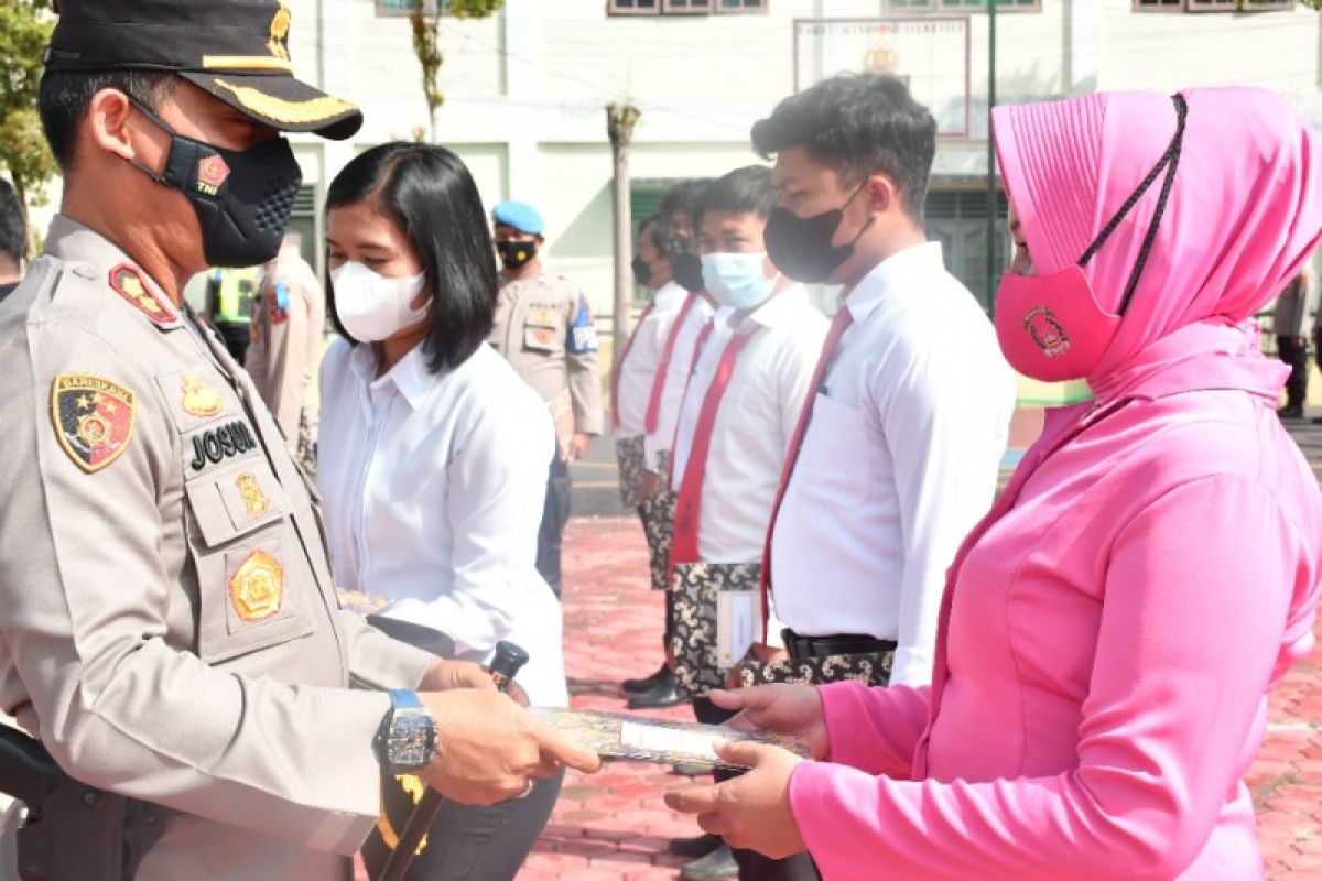 Polres Samosir beri penghargaan pihak yang berjasa percepat vaksin