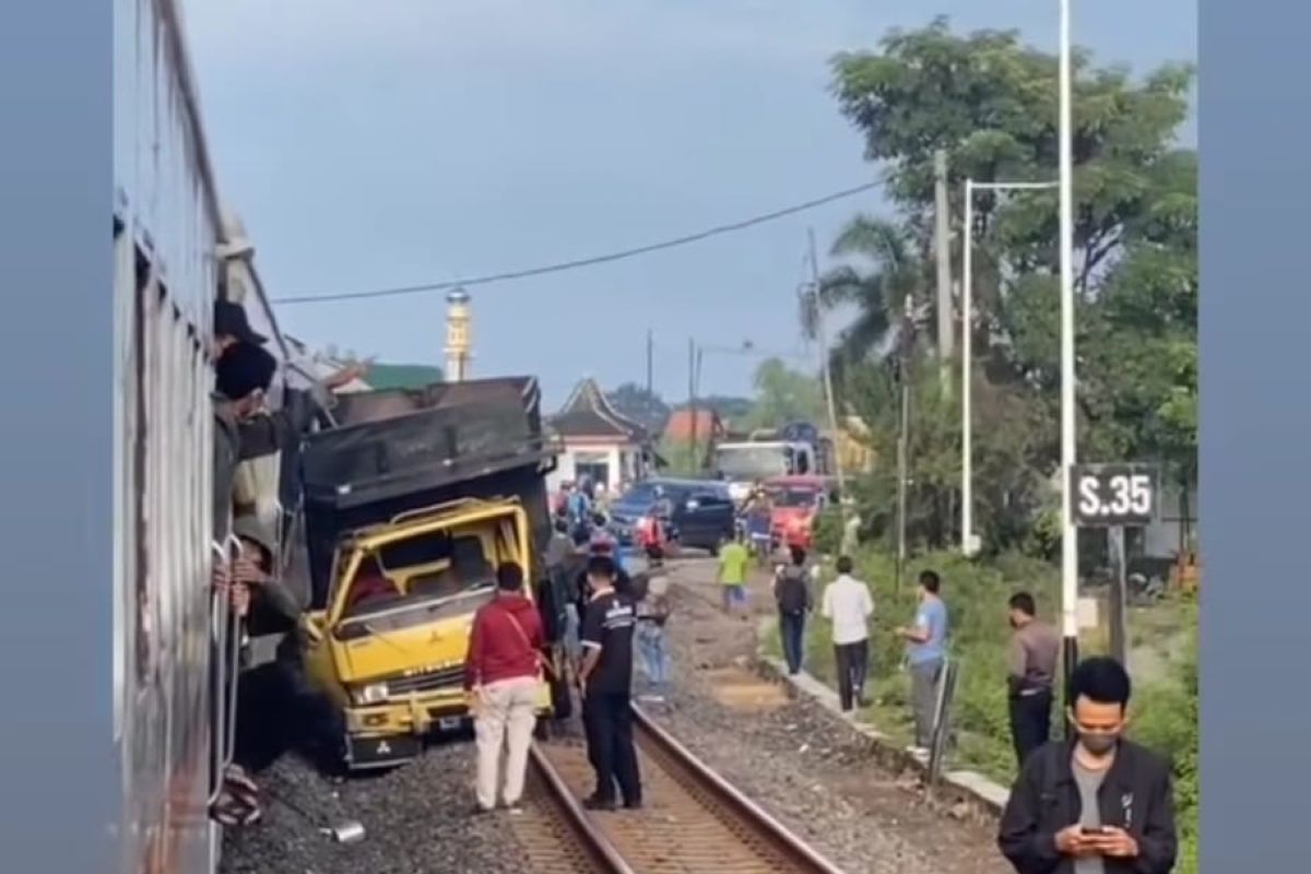 Kecelakaan kereta api di Lamongan seret truk