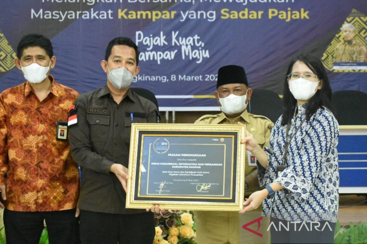 Kadis Kominfo Kampar terima penghargaan kategori Wajib Pajak Intansi Pemerintah