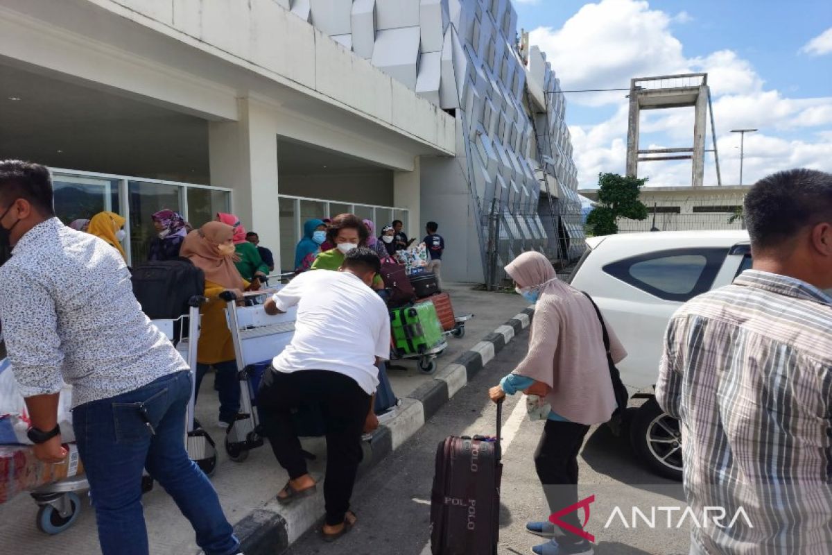 Arus penumpang di Bandara Halu Oleo normal meski tanpa antigen dan PCR