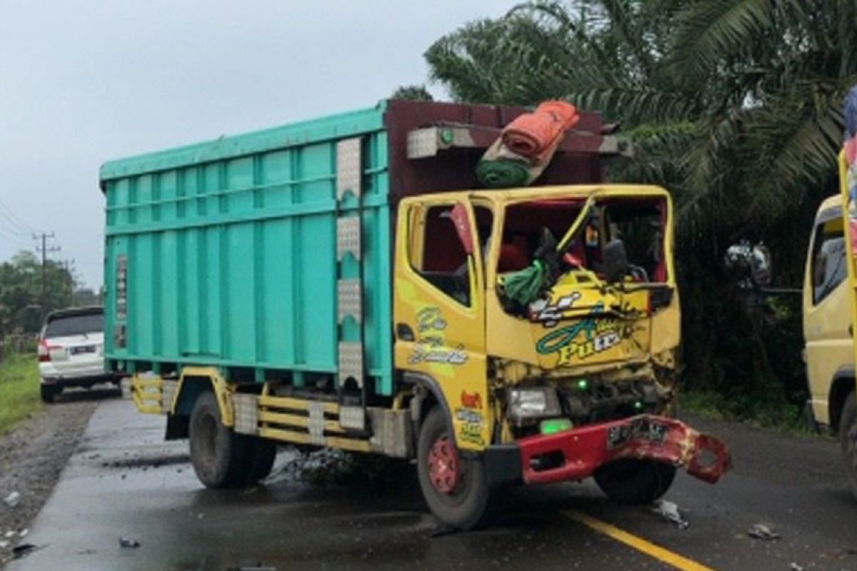 Dua truk terlibat tabrakan di Muara Bulian