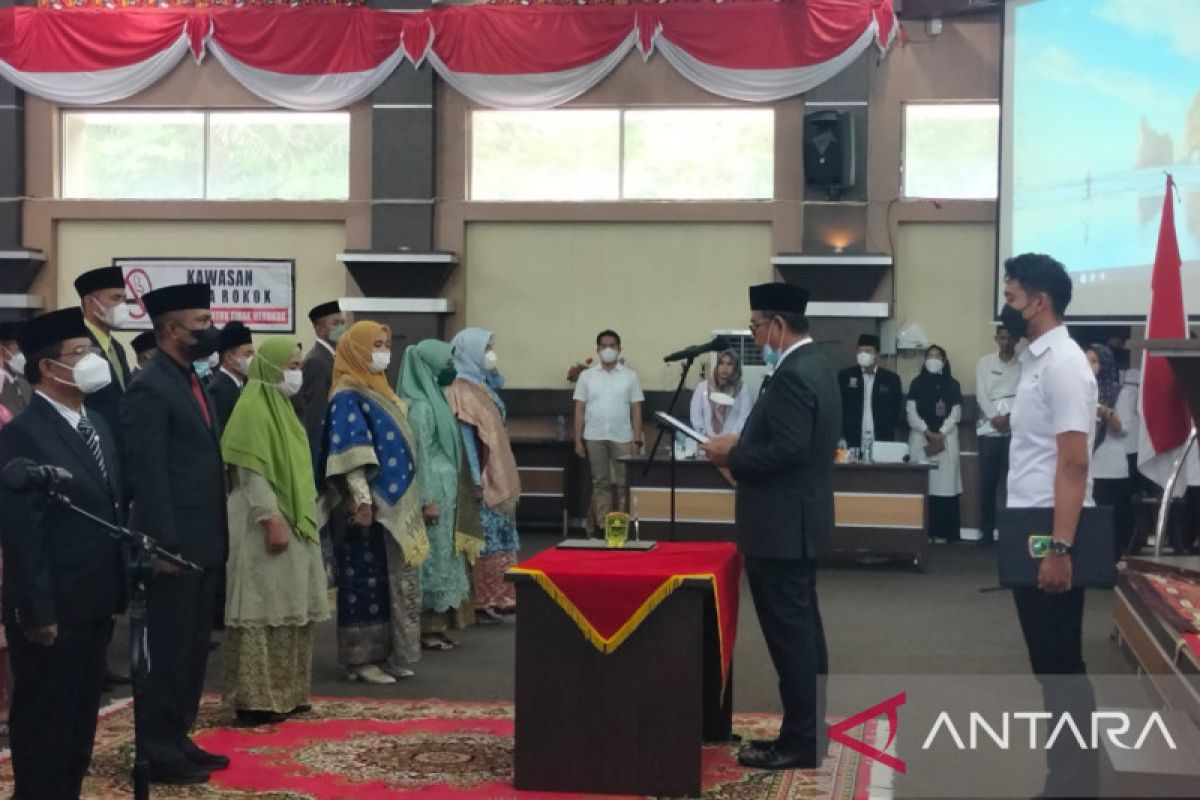 Bupati Solok lantik pejabat pimpinan tinggi pratama eselon II B serta pejabat administrator eselon III A dan B