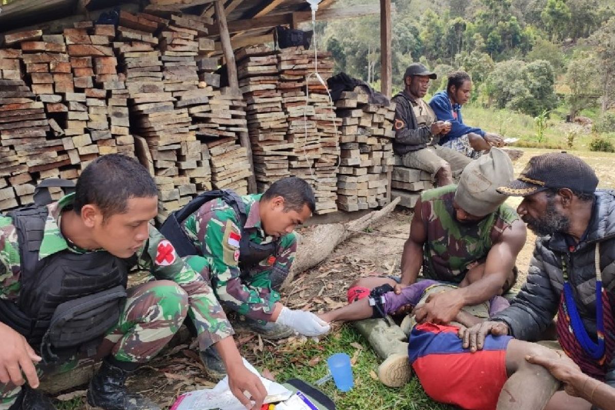 Tim medis Yonif 412 Kostrad obati warga terluka di Lanny Jaya