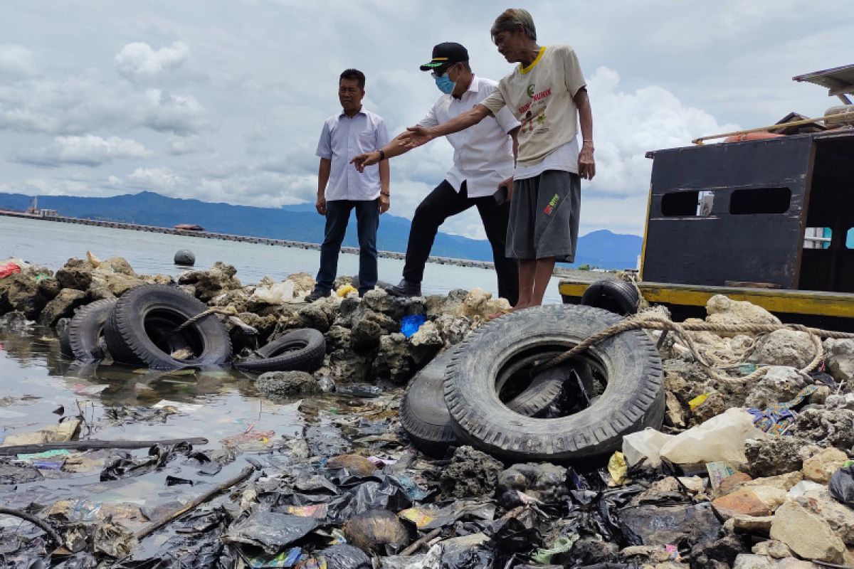 Polda Lampung ambil sempel limbah oli yang cemari perairan panjang