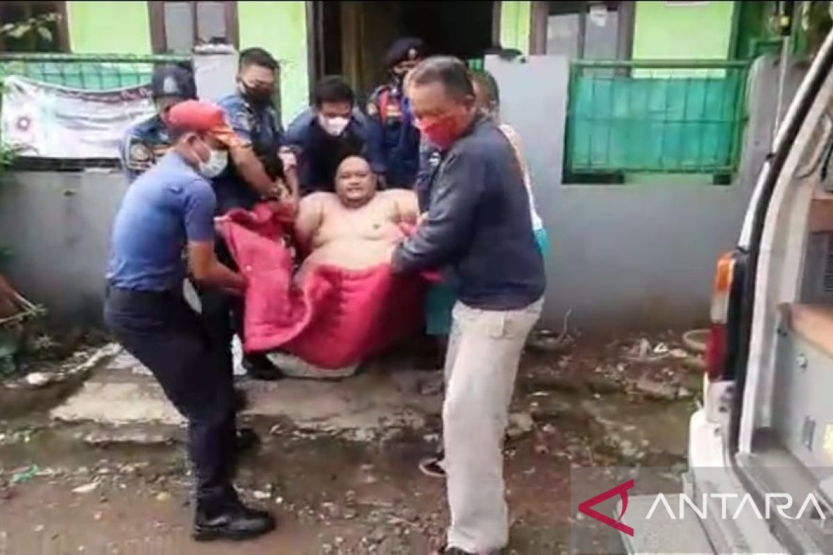Petugas Damkar Bogor bantu evakuasi warga penderita obesitas