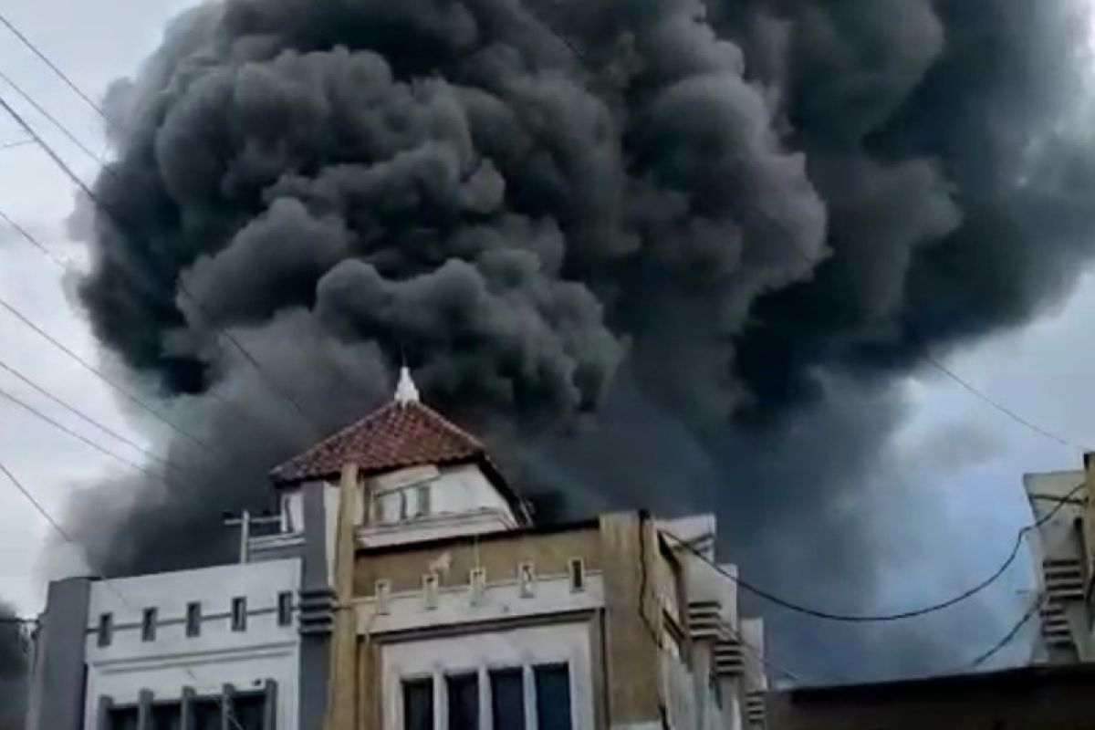 Pabrik sepatu di Wadung Asri Sidoarjo terbakar
