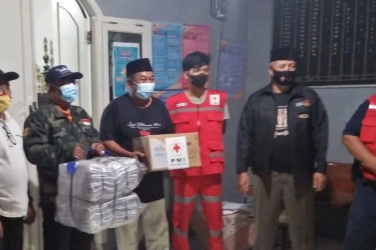 PMI Jakarta Timur bagikan bantuan untuk korban angin kencang