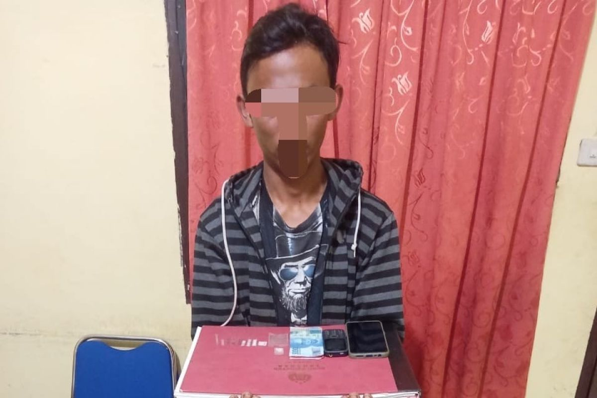 Lagi asik kemas paket sabu-sabu diringkus Polisi