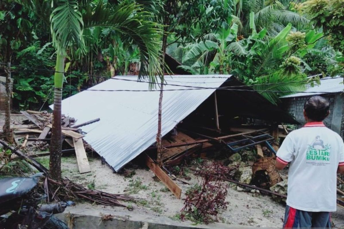 Delapan rumah warga di Desa Dondo Banggai rusak berat diterjang banjir