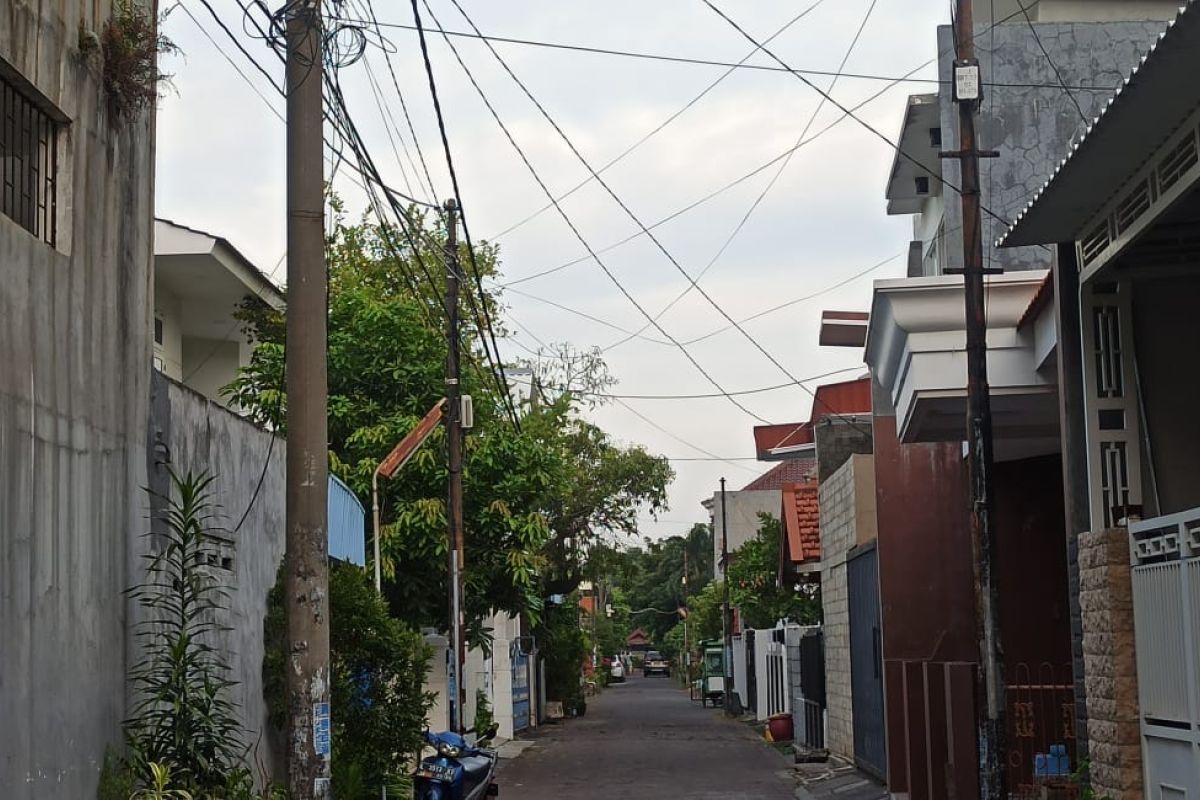 Jaringan utilitas kabel udara semrawut di Kota Surabaya dapat sorotan