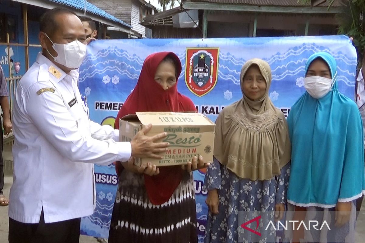 S Kalimantan govt distributes cooking oil to small businesses
