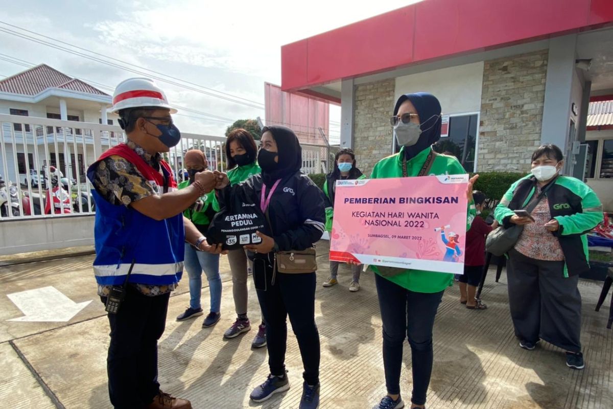 Peringati Hari Wanita Indonesia, Pertamina Patra Niaga Sumbagsel berbagi kebahagian kepada driver ojol