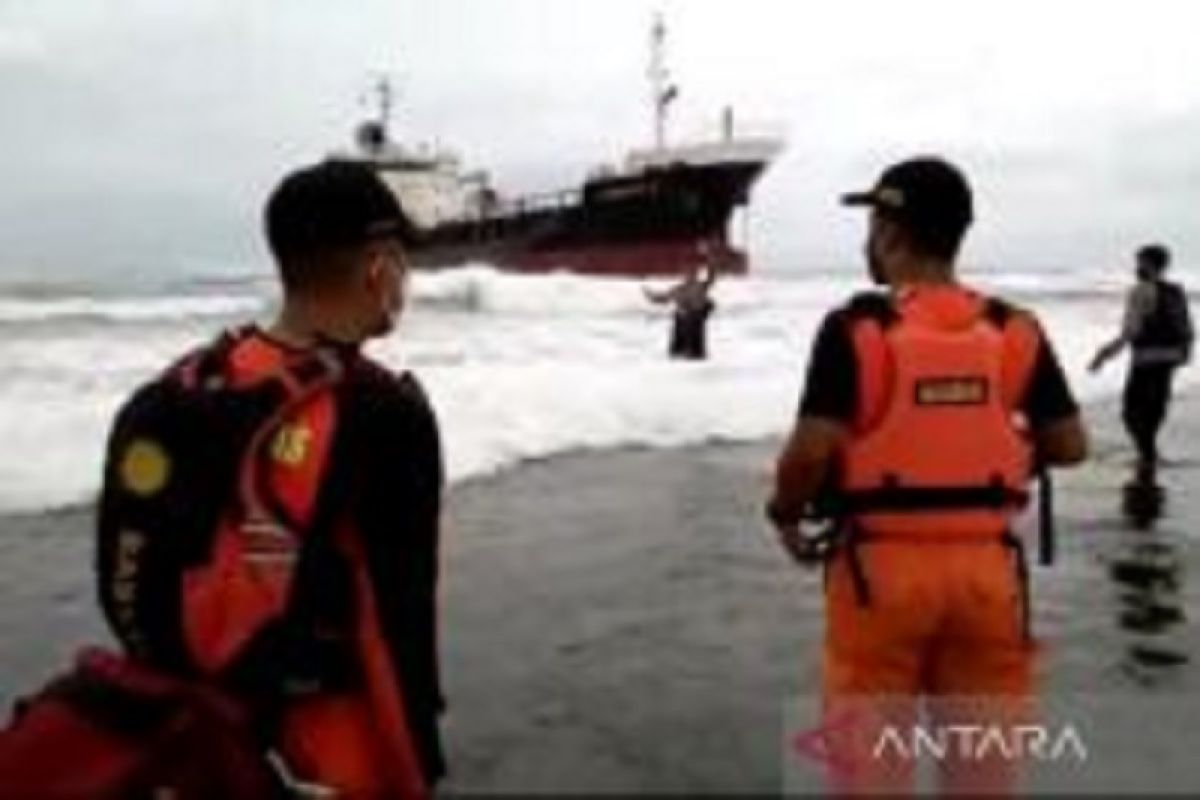 Tim SAR Bandung siaga berikan pertolongan untuk kru kapal kandas di Garut
