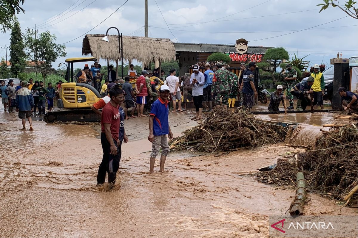 Petugas gabungan bantu bersihkan sisa banjir di Lawang Malang