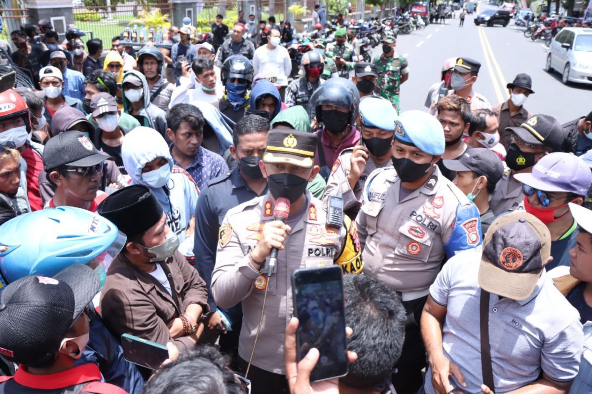 Demo korupsi, Kapolres Situbondo turun langsung ingatkan pendemo patuhi prokes
