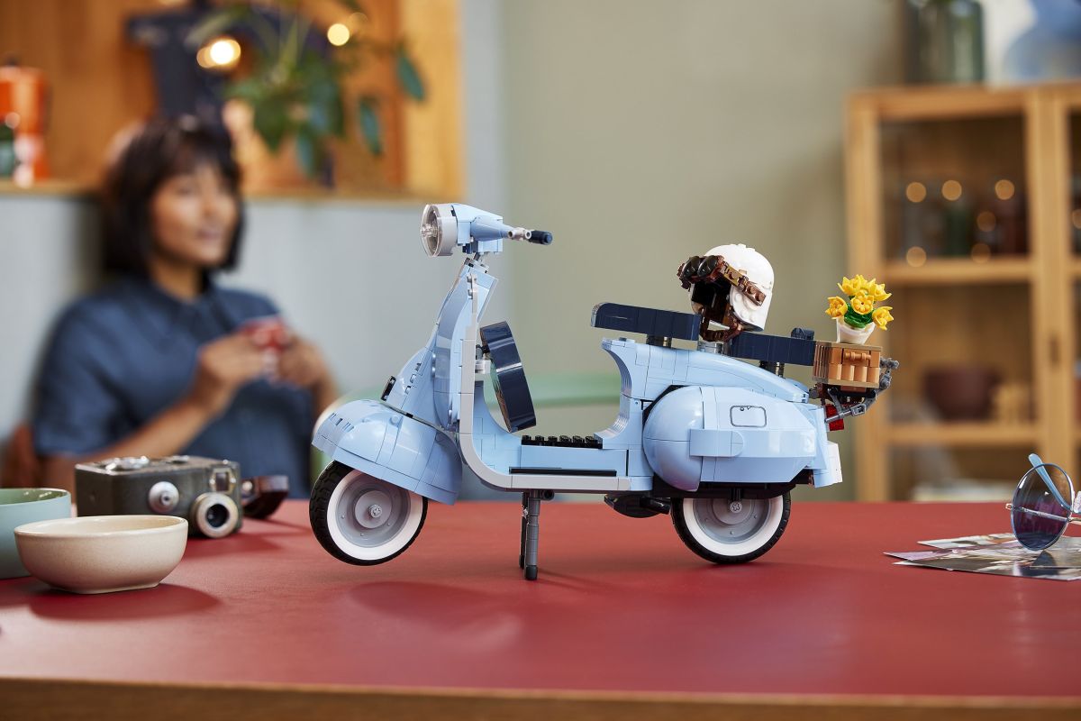 Sentuhan gaya Italia disematkan pada LEGO Vespa 125