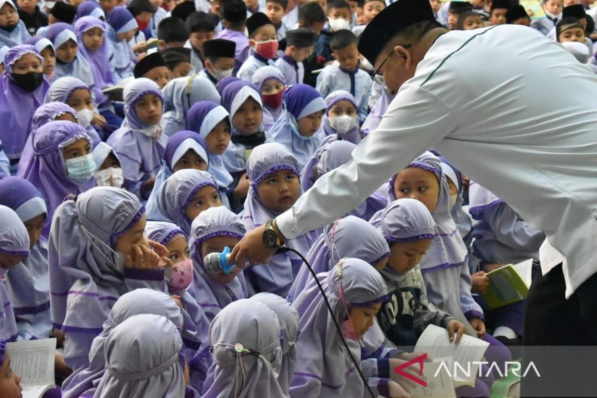 Guru di Bukittinggi salurkan bantuan Rp150juta untuk korban gempa Pasaman