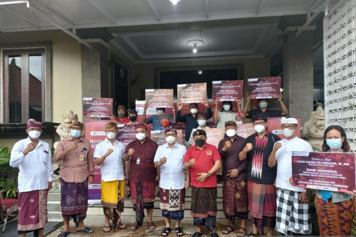 BI Bali serahkan ribuan paket sembako kepada Peradah untuk penanganan COVID-19