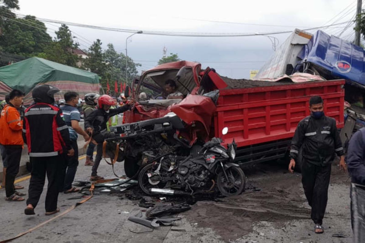 4 truk saling tubruk, juga seruduk motor di lampu merah Ungaran