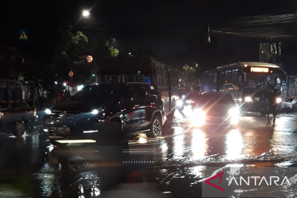 Arus lalu lintas di Jalan Raya Bogor tersendat akibat banjir