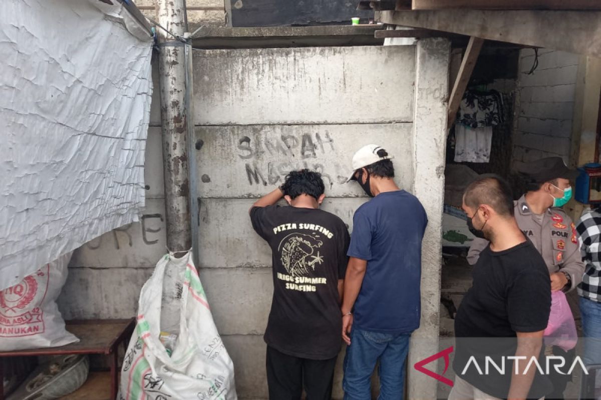 Polisi tangkap lima pengguna sabu saat gerebek Kampung Boncos