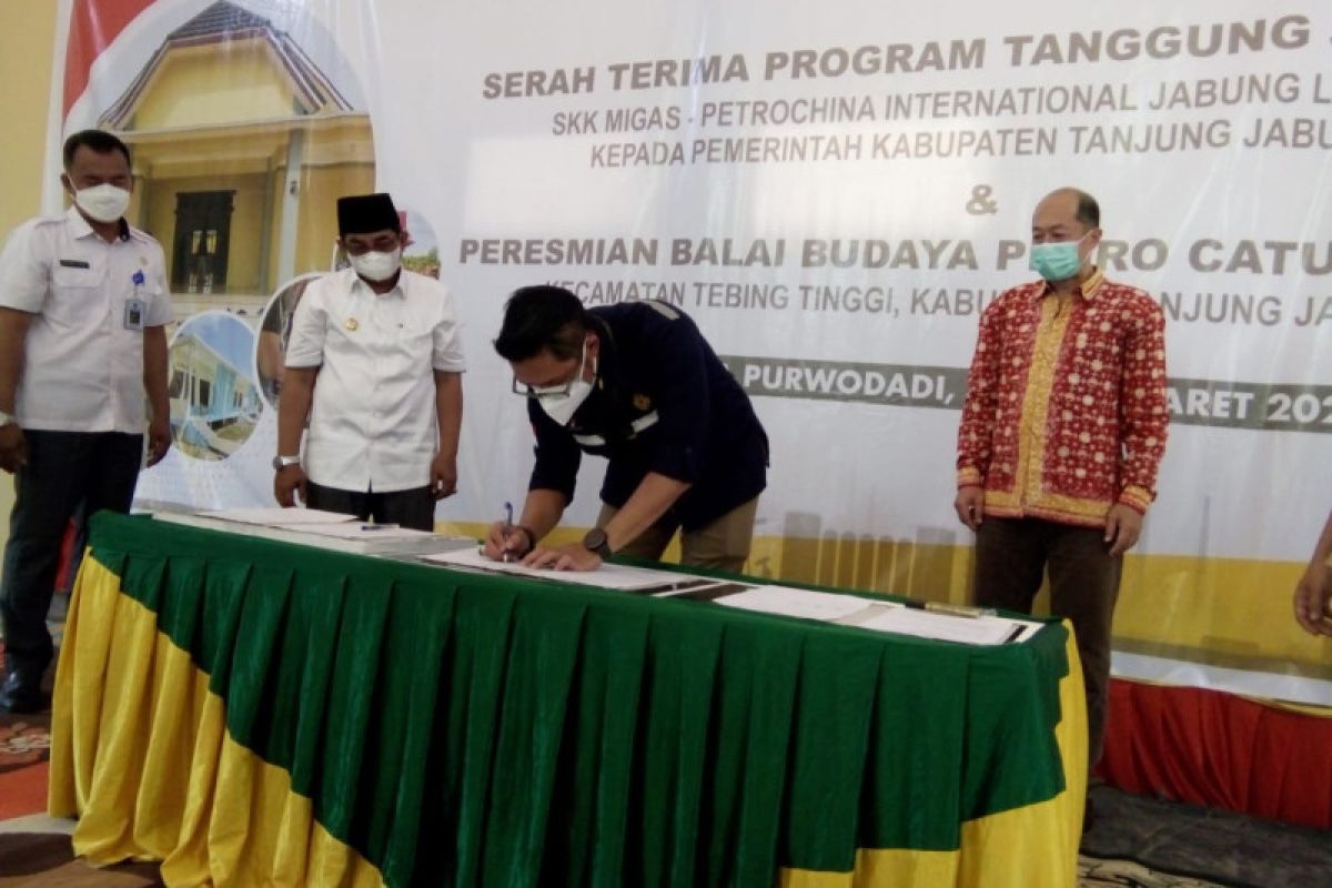 SKK Migas-PetroChina Jabung Ltd serahkan bantuan program Tanggung Jawab Sosial 2021