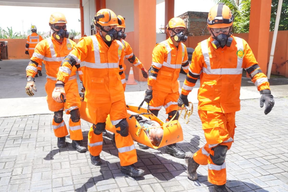 Kantor SAR Mataram menggelar latihan penanganan korban gempa saat MotoGP