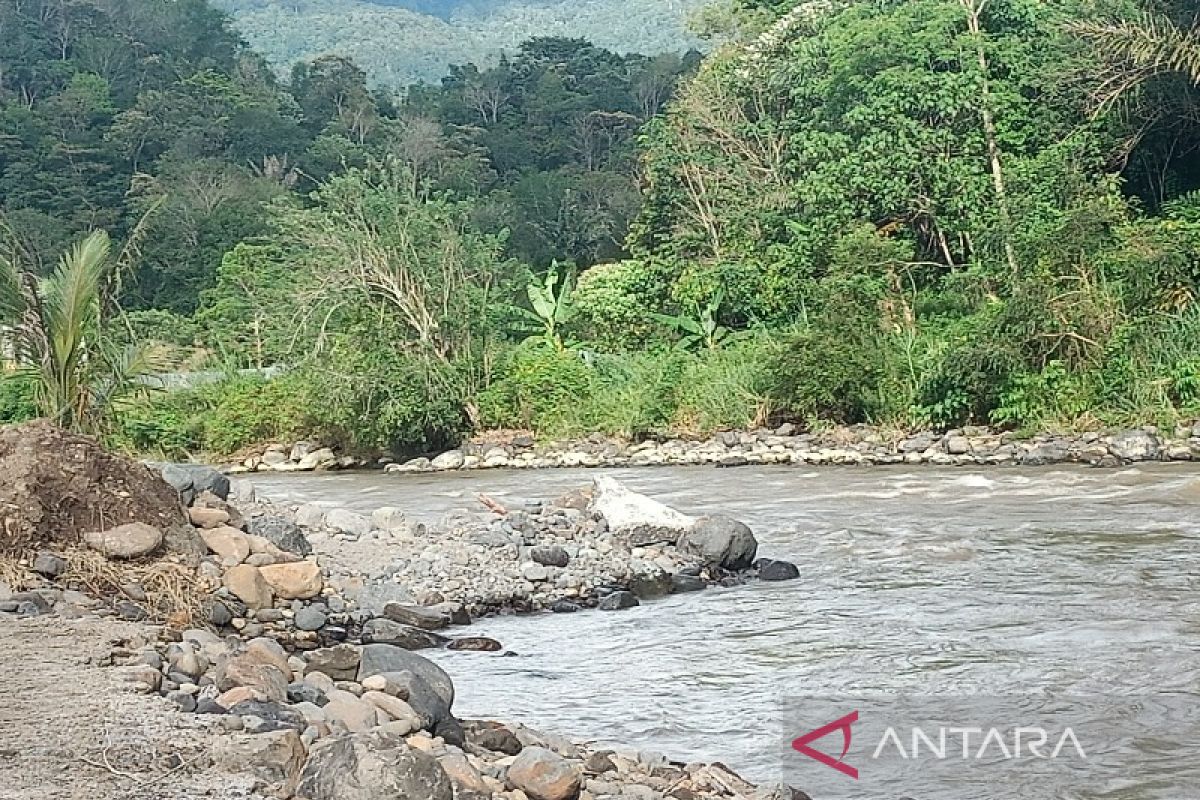 Pahae Jae Taput menunggu ketersediaan air bersih untuk dikonsumsi