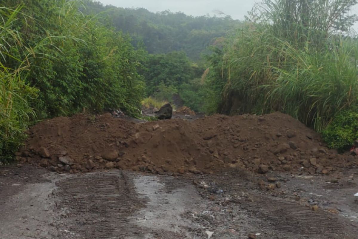 Jalur penambangan dan wisata lereng Merapi ditutup