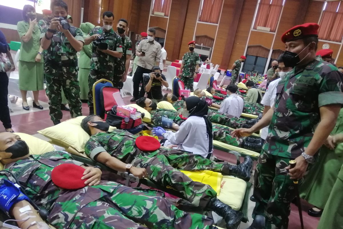 Kopassus bagikan 2.450 paket sembako kepada masyarakat tak mampu