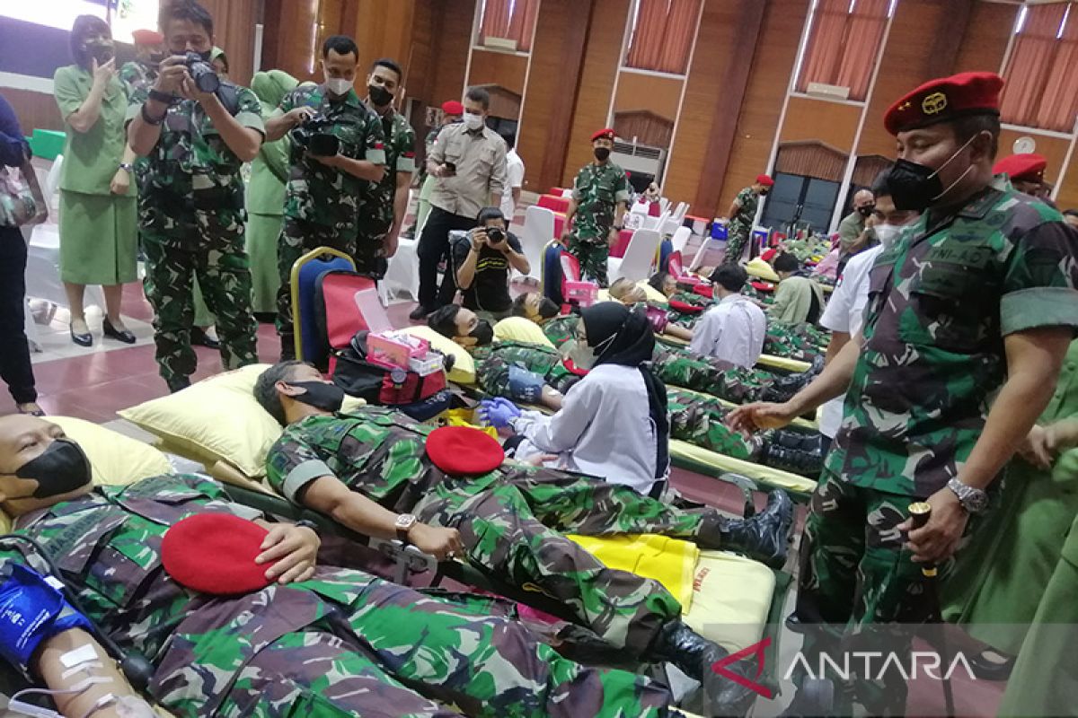 Kopassus bagikan 2.450 paket sembako bagi masyarakat tak mampu