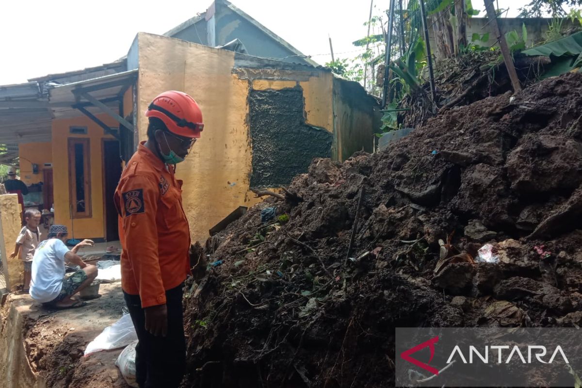 Longsor terjang lima desa di Parakansalak Sukabumi