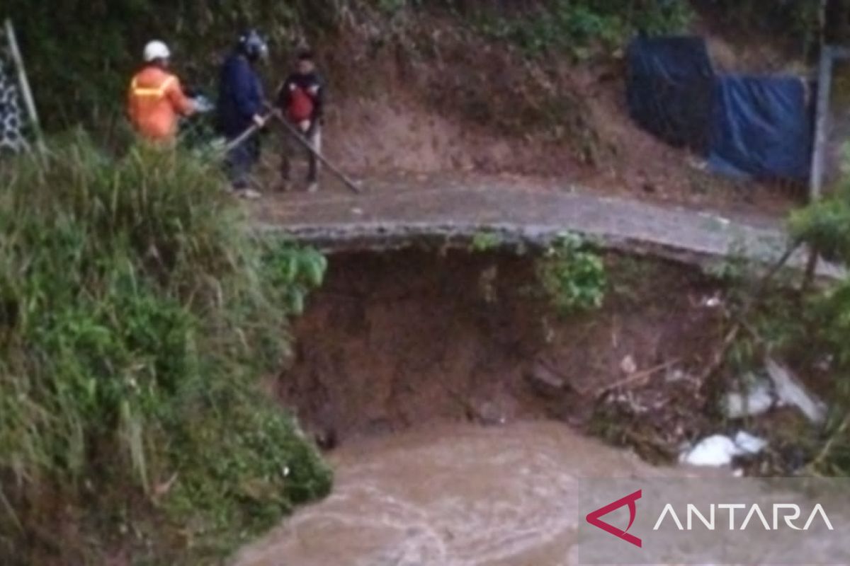 Banjir, angin puting beliung hingga longsor terjang Parungkuda Kabupaten Sukabumi