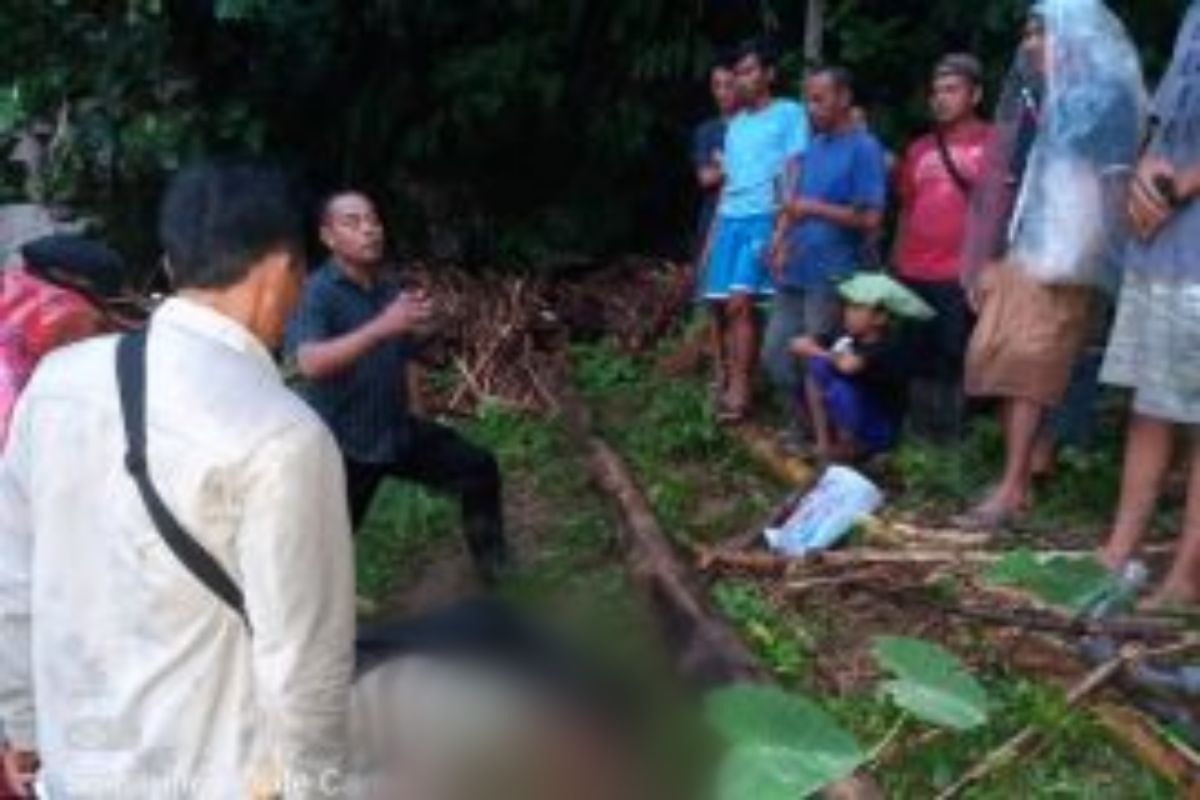 Warga saat memancing ikan meninggal dunia di Desa Lau Damak Bahorok