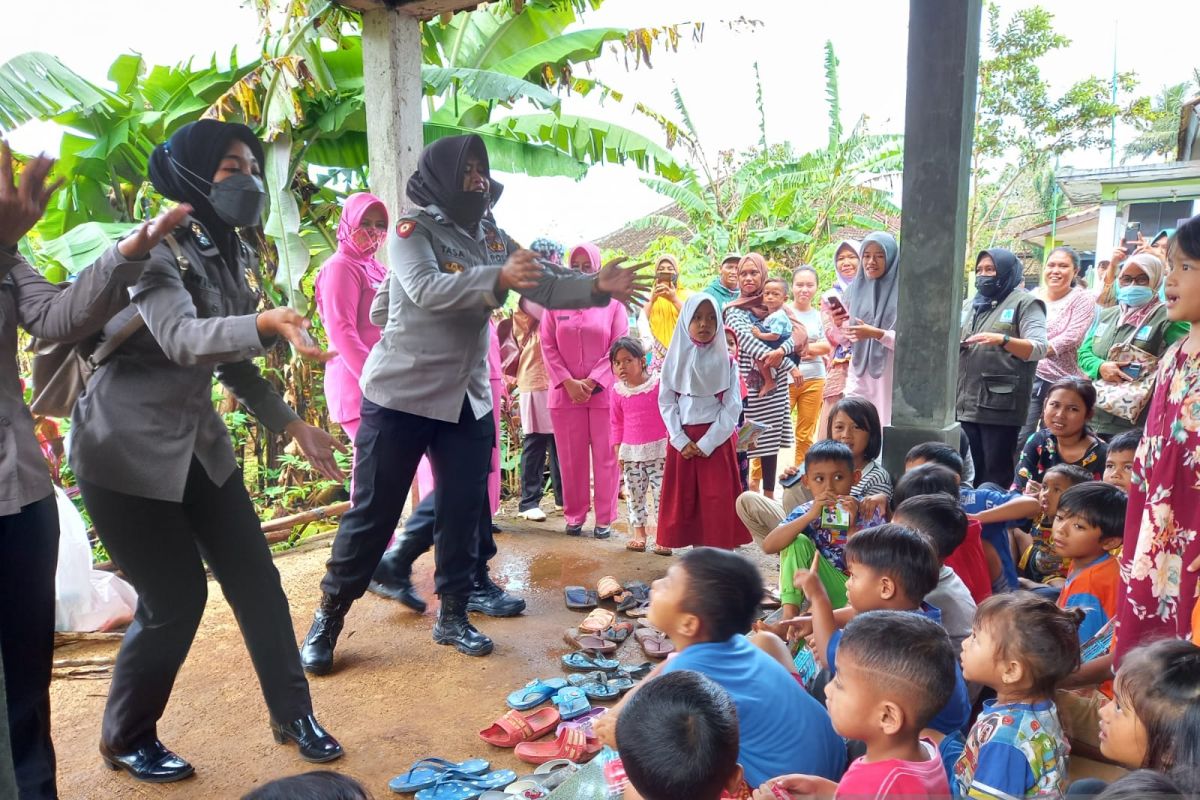 Polwan Polres Sukabumi hibur anak korban bencana puting beliung di Sinagarkolot