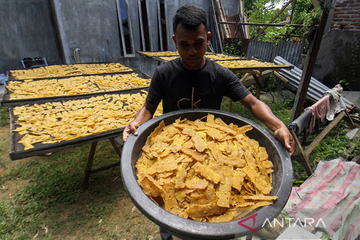 Usaha kerupuk tempe bertahan di tengah pandemi