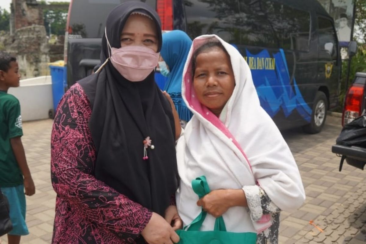Dharmawanita Persatuan Kanwil DJBC Banten salurkan sembako pada warga tedampak banjir