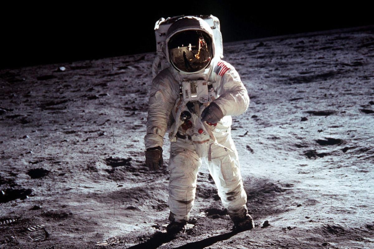 Foto astronaut Buzz Aldrin di bulan dilelang seharga puluhan juta rupiah