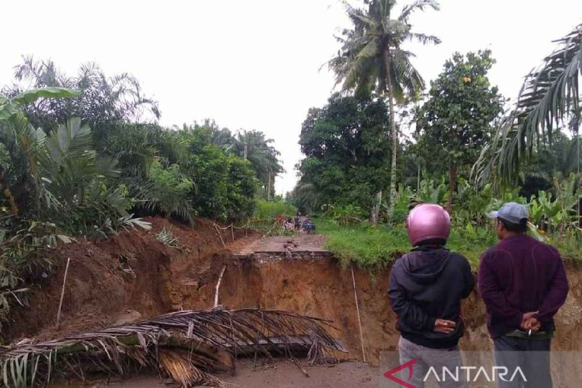 Akses jalan penghubung STM Hilir-Biru Biru Deliserdang terputus akibat longsor