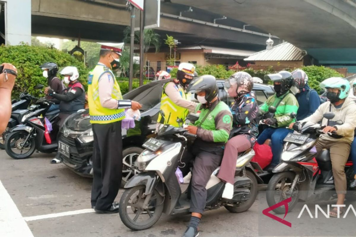 Polrestro Jakbar bagikan paket makanan kepada pengendara di Tomang