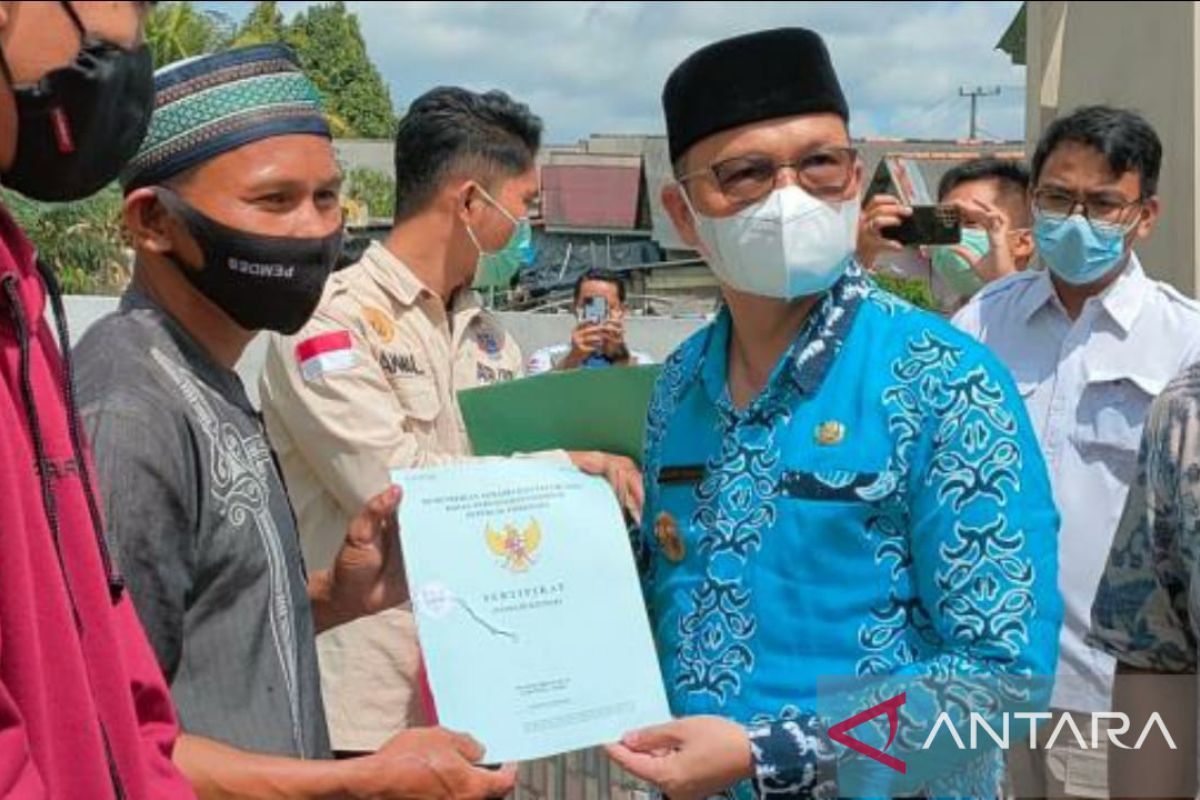 Pemkab Kabupaten Bangka Tengah bagikan 371 sertifikat tanah gratis