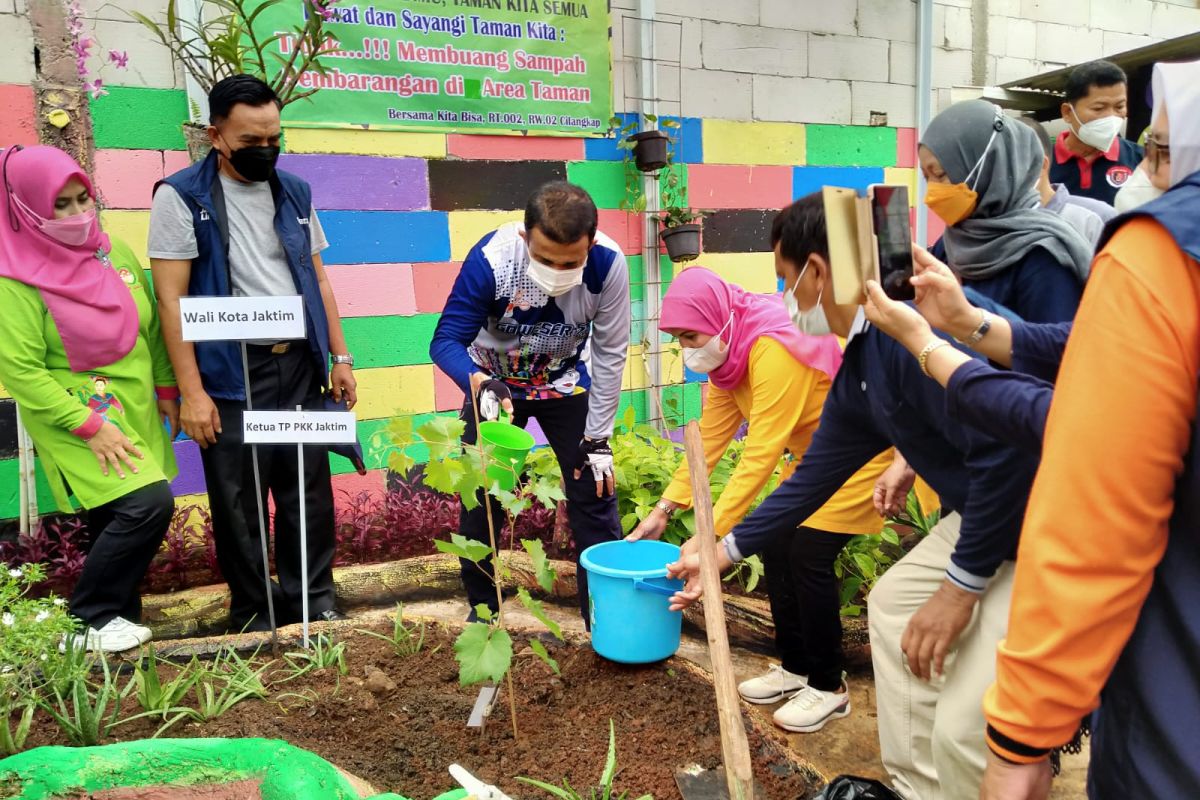 Wali Kota Jaktim ajak warga manfaatkan lahan kosong untuk penghijauan