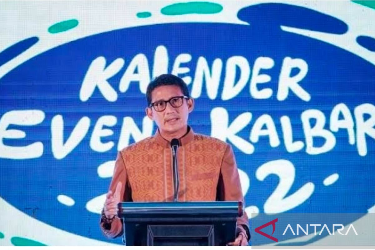 Menparekraf Sandiaga Uno bangga memakai baju kain tenun Sidan Kapuas Hulu