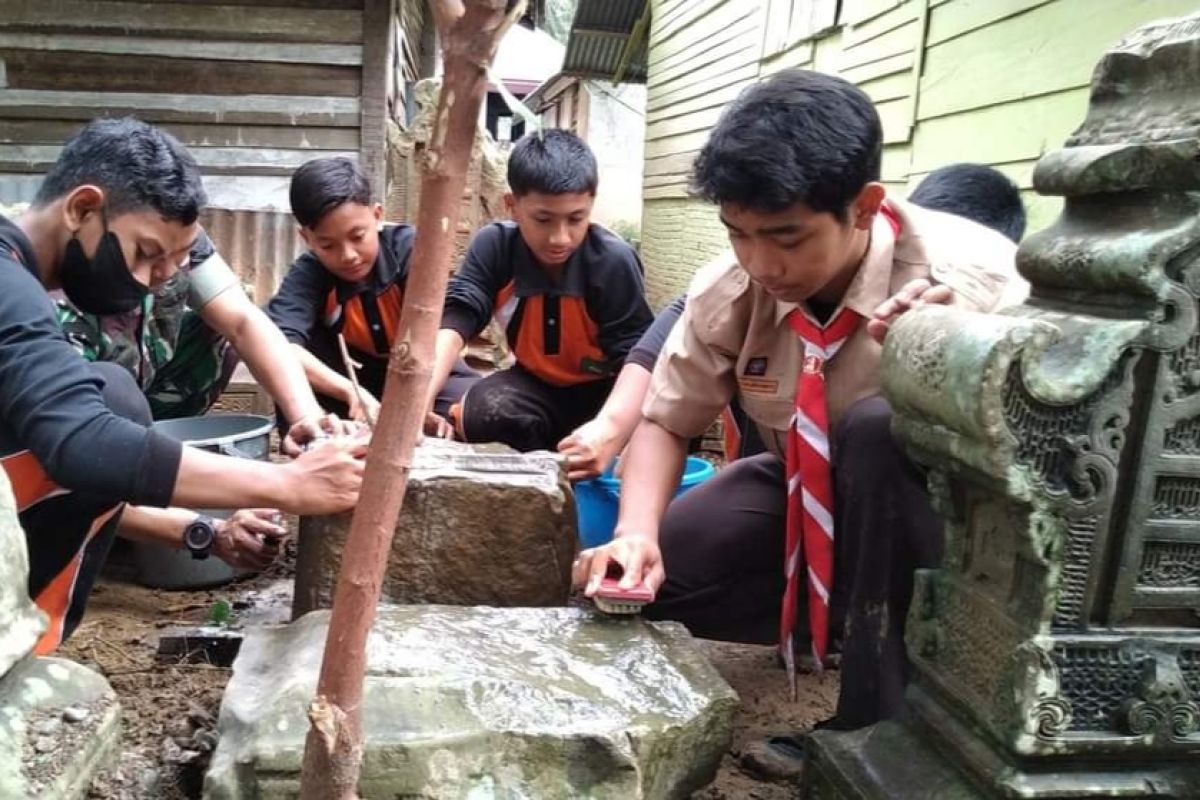 Warga-pelajar dan TNI bersihkan makam kuno berumur 600 tahun di Aceh